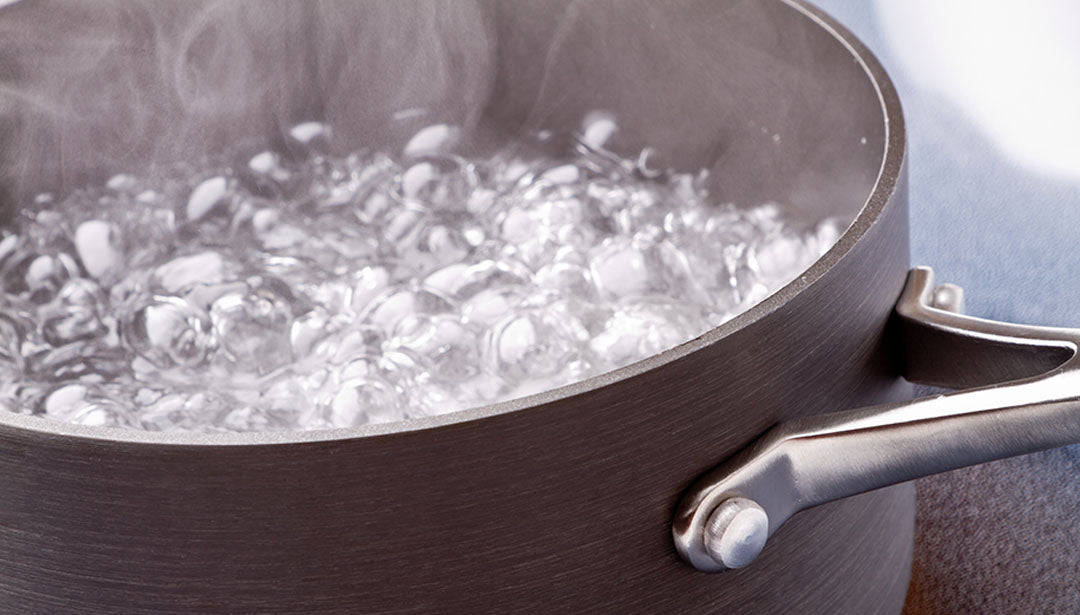 Topf Mit Kochendem Wasser Topf Mit Kochendem Wasser Auf Einem topf-mit-kochendem-wasser-topf-mit-kochendem-wasser-auf-einem