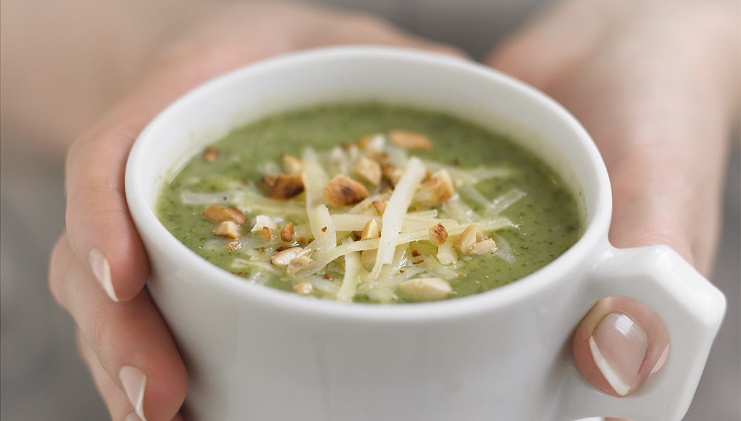 Brunnenkressesuppe mit Cashewkernen und Käse – Reader's Digest Brunnenkressesuppe mit Cashewkernen und Käse – Reader's Digest