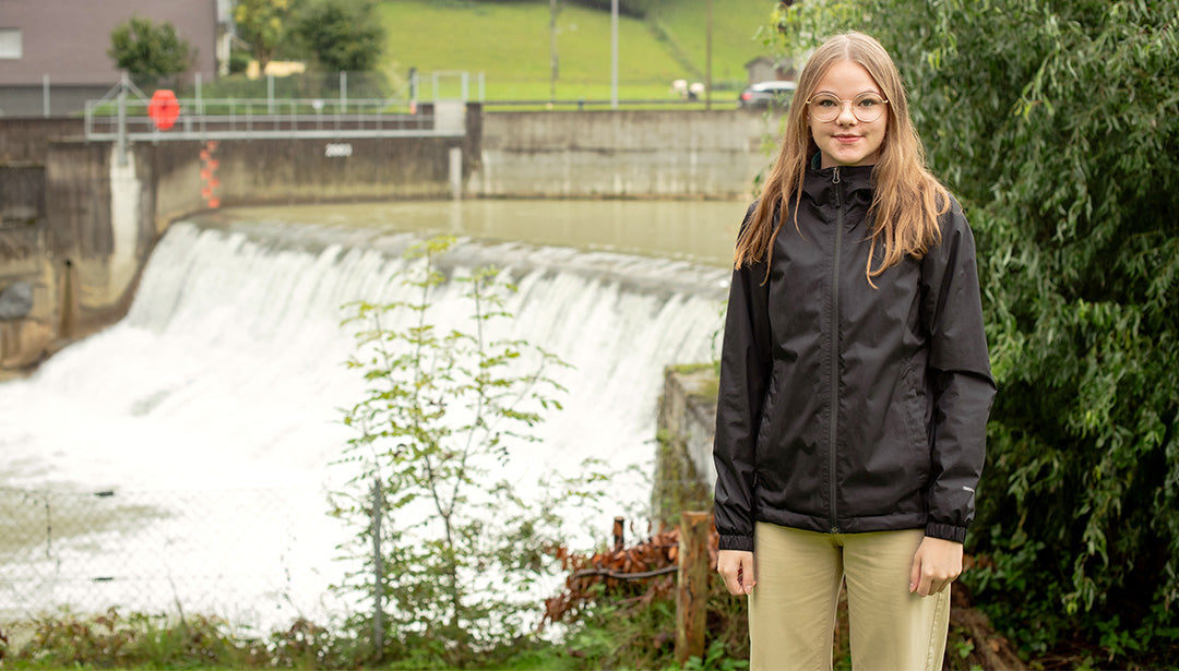 Alina Theiler vor dem gefährlichen Wehr