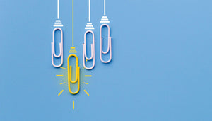 Illustration: 4 Büroklammern scheinen von der Decke zu hängen.
