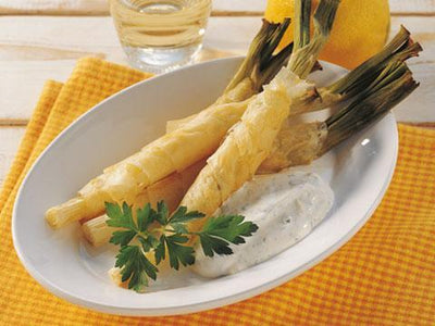 Frühlingszwiebeln im Teigmantel mit Joghurtdip