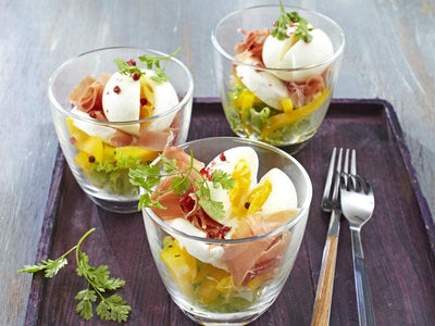 Garniertes Ei mit Schinken aus dem Glas