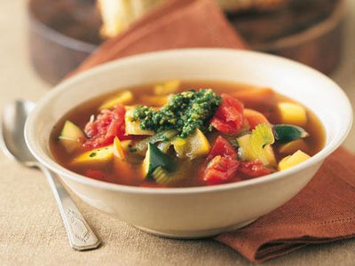 Sommerliche Gemüsesuppe mit Pesto
