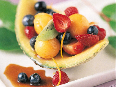 Melonenschiffchen mit Früchten und Orangenglasur