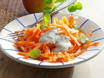 Möhren-Apfel-Salat mit Melisse