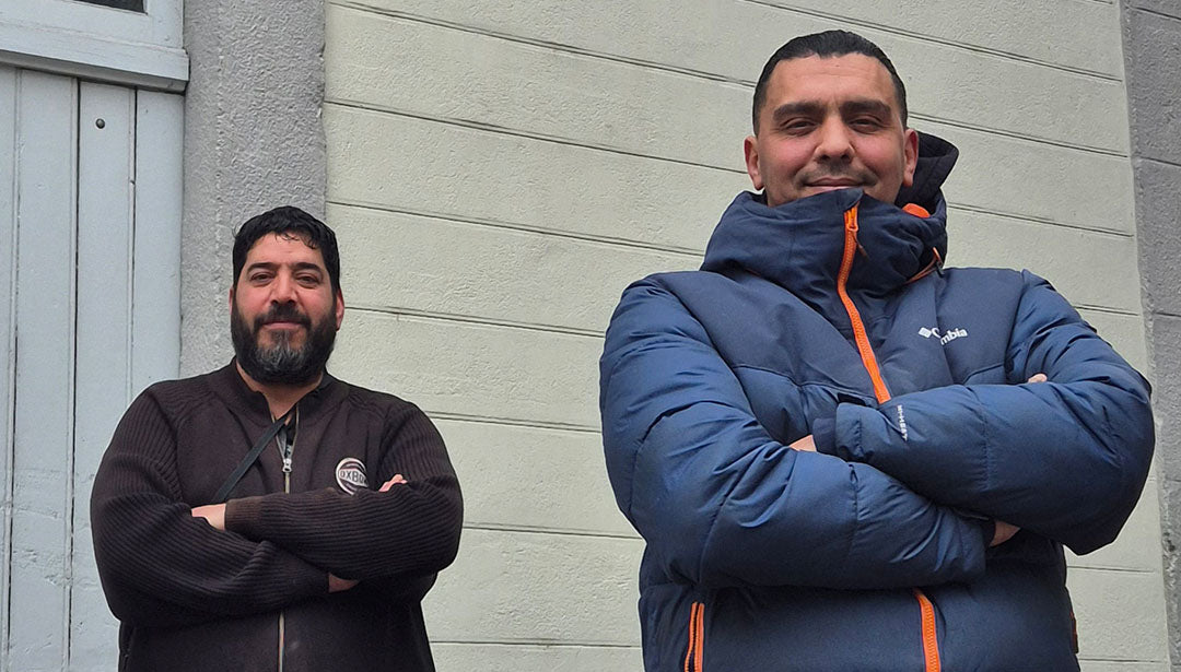 Nasser Bouchareb (rechts) und Abdelrahim Latar stehen vor dem Haus, aus dem sie ein älteres Ehepaar gerettet haben, als es dort brannte. 