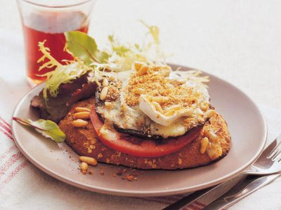 Gebackene Portobello-Champignons mit Camembert