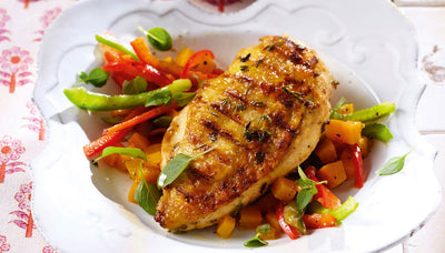 Hähnchenbrust mit Paprika­-Aprikosen-Salat