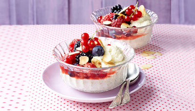 Honigbeeren auf Joghurt-Grießcreme