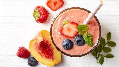 Pfirsich-Smoothie mit Erdbeeren