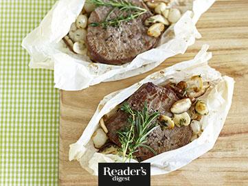 Rinderfiletsteaks mit Pilzen in der Papierhülle