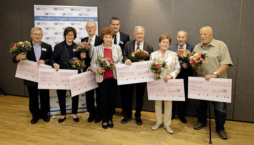 Die Gewinner der Reader's Digest Gratisverlosung 2024 bei der Scheckübergabe in Stuttgart am 24. April 2025.