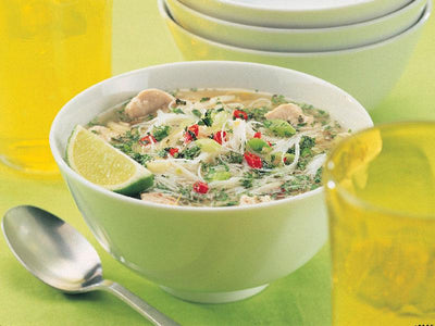 Vietnamesische Nudelsuppe mit Huhn