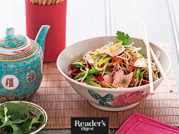 Asiatischer Nudelsalat mit Lachs