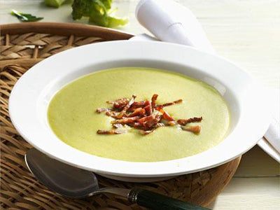 Brokkoli-Pastinaken-Suppe mit Speckstreifen