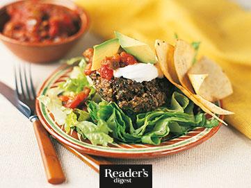 Bulgur-Burger auf Eisbergsalat