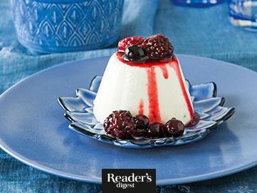 Buttermilch-Pudding mit Beerensauce