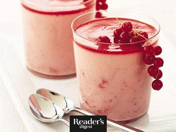 Erdbeer-Joghurt-Mousse mit Himbeer-Johannisbeer-Soße