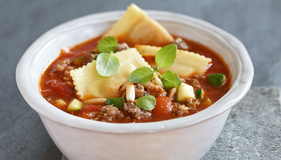 Roter Hackfleischtopf mit Tomaten und Ravioli