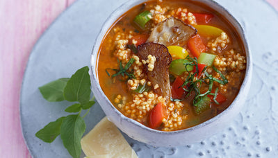 Vegetarischer Hirsetopf mit Gemüse und Pilzen