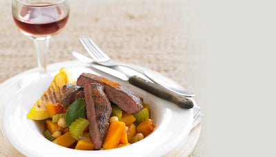 Hirschsteaks mit buntem Gemüse