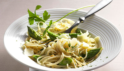 Hirse-Spaghetti mit Spargel und Walnüssen