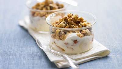Joghurt mit Obst und Schoko-Nuss-Streuseln