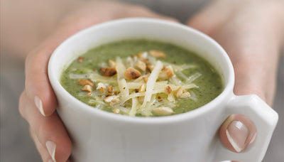 Brunnenkressesuppe mit Cashewkernen und Käse