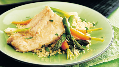 Gedämpftes Seebarschfilet mit Frühlingsgemüse