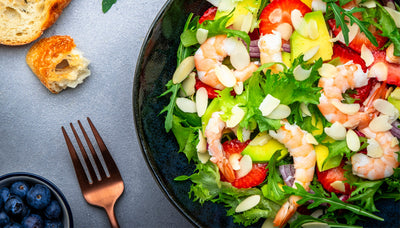 Grüner Salat mit Garnelen und Erdbeeren