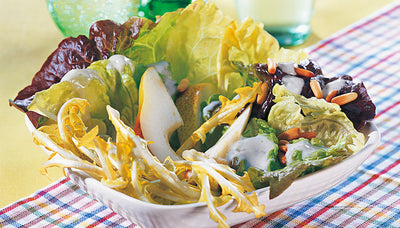 Löwenzahnsalat mit Pinienkernen