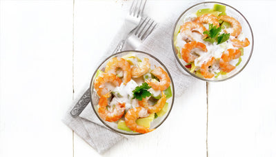 Schichtsalat mit Eiern und Garnelen