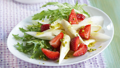 Salat mit Spargel und Erdbeeren