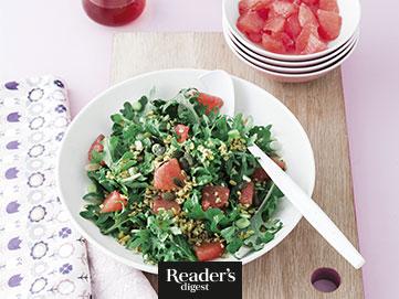 Rucola-Grünkern-Salat mit Kürbiskernen und rosa Grapefruit
