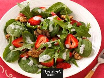 Salat mit Erdbeeren, Walnüssen und Mohndressing