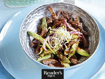 Scharfer Beef-Wok mit Spargel