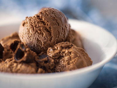Schokoladeneiscreme mit Stückchen