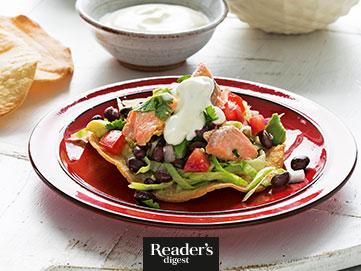 Knusprige Tortillas mit Lachs und schwarzen Bohnen