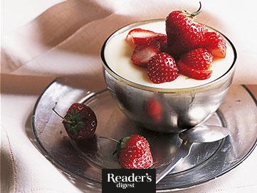 Zitronenmousse mit Erdbeeren