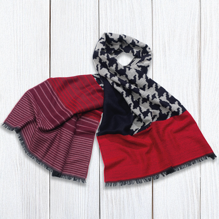 Damen-Wendeschal im Hahnentrittmuster