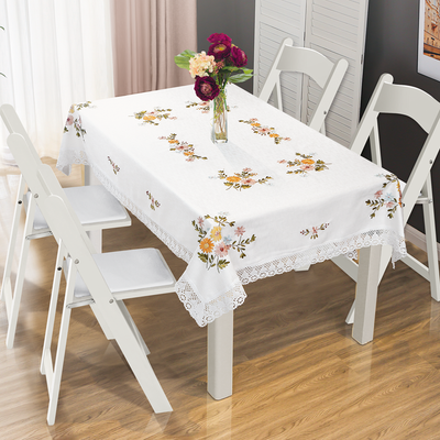 Tischdecke und Servietten mit Blumenstickereien