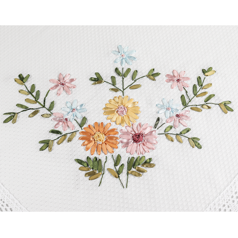 Tischdecke und Servietten mit Blumenstickereien