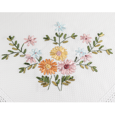 Tischdecke und Servietten mit Blumenstickereien