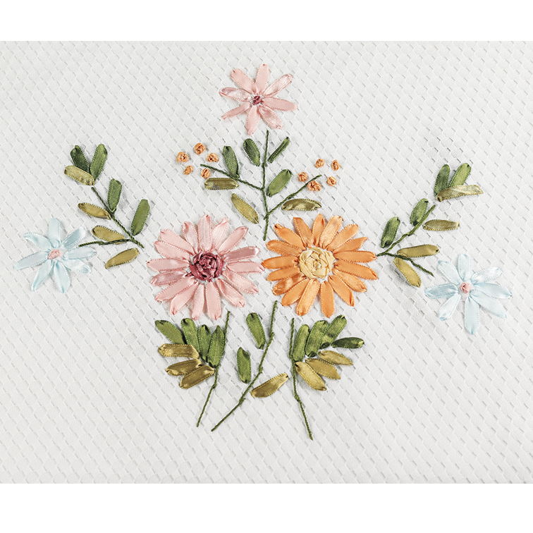 Tischdecke und Servietten mit Blumenstickereien