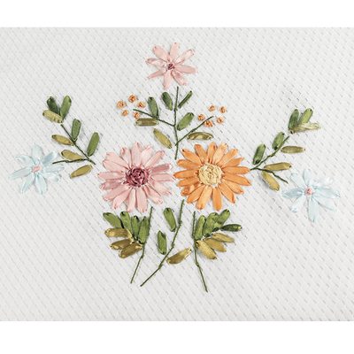 Tischdecke und Servietten mit Blumenstickereien