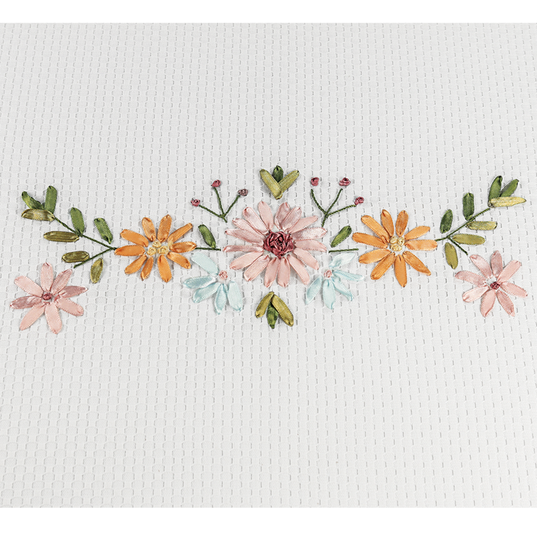 Tischdecke und Servietten mit Blumenstickereien