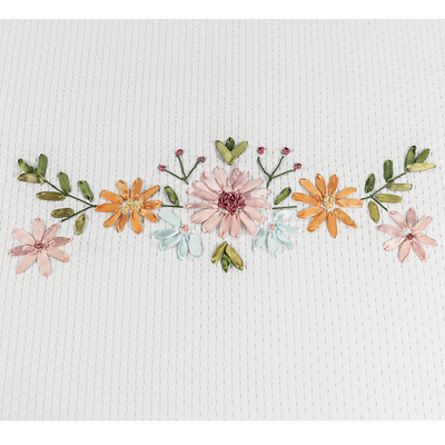 Tischdecke und Servietten mit Blumenstickereien