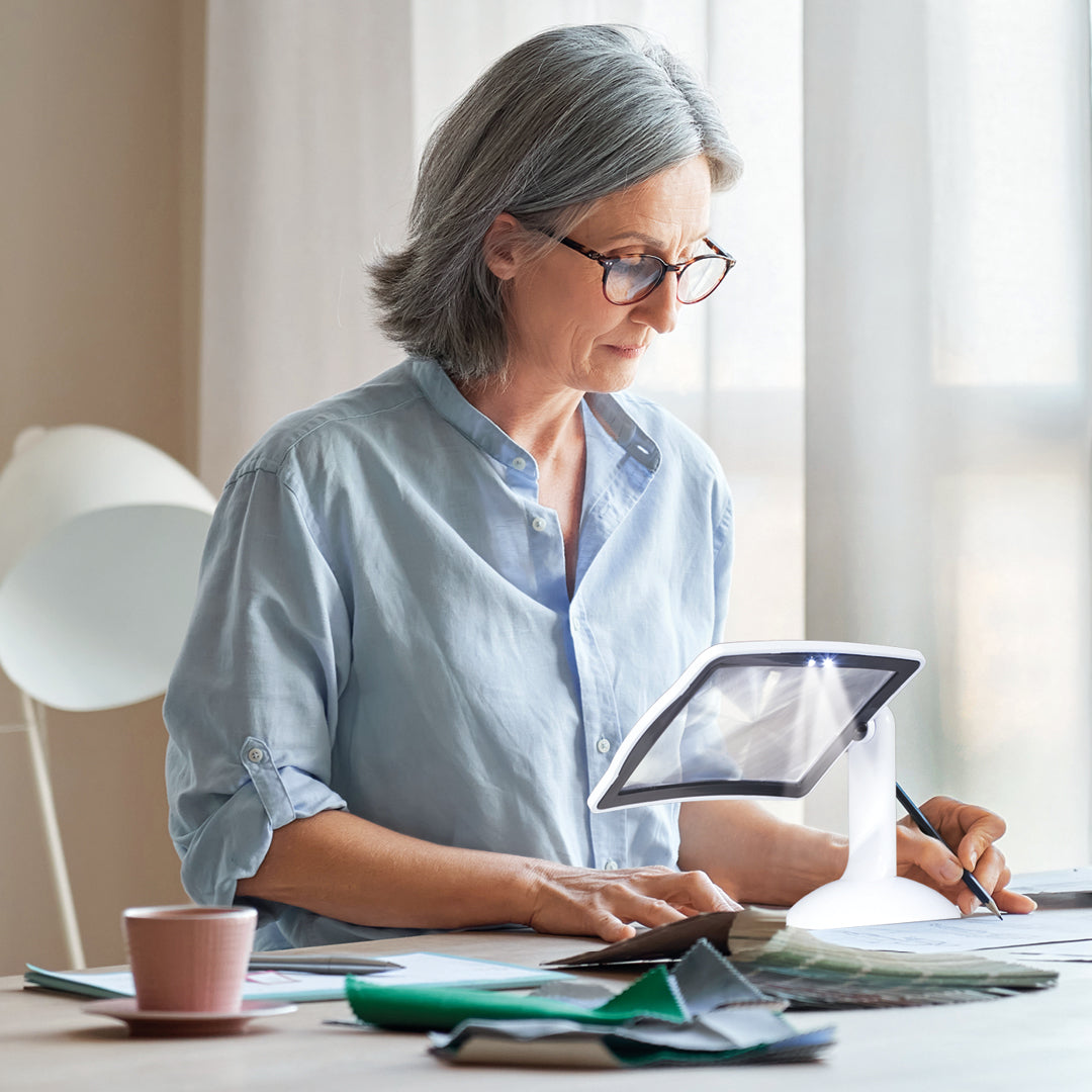 LED-Leselupe mit Standfuss