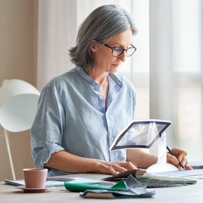 LED-Leselupe mit Standfuss