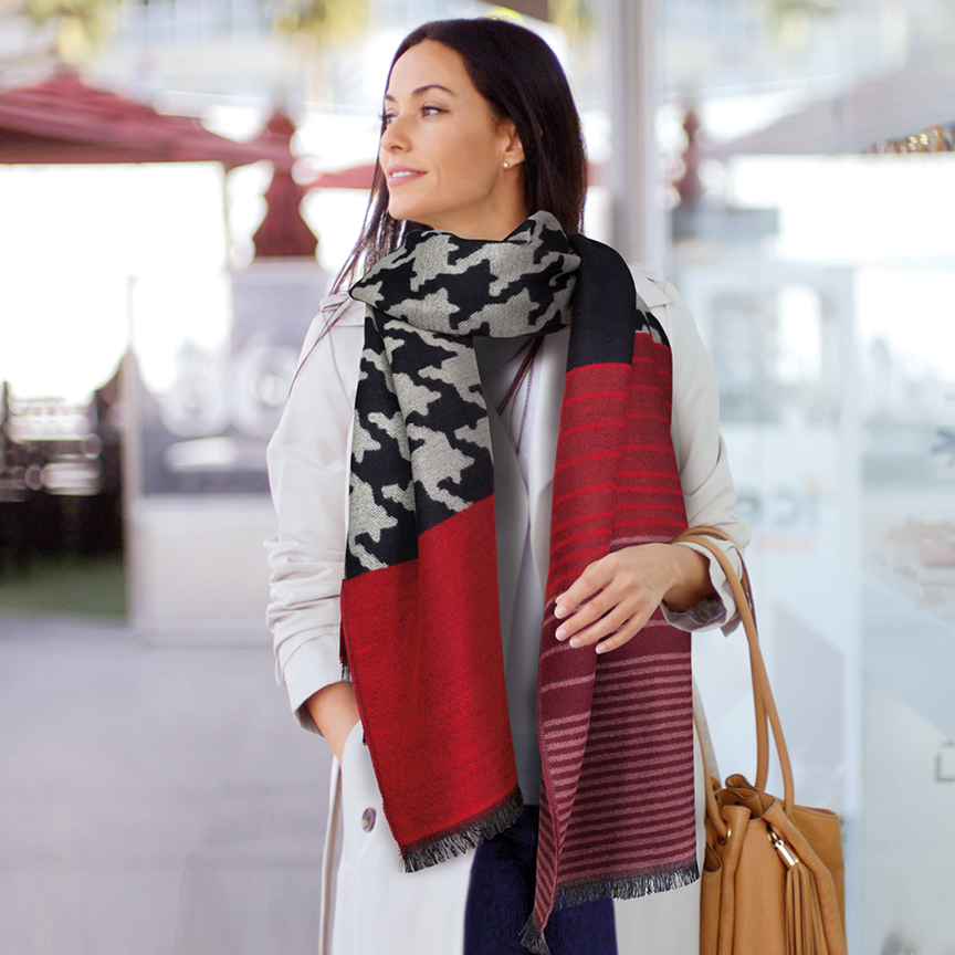 Damen-Wendeschal im Hahnentrittmuster